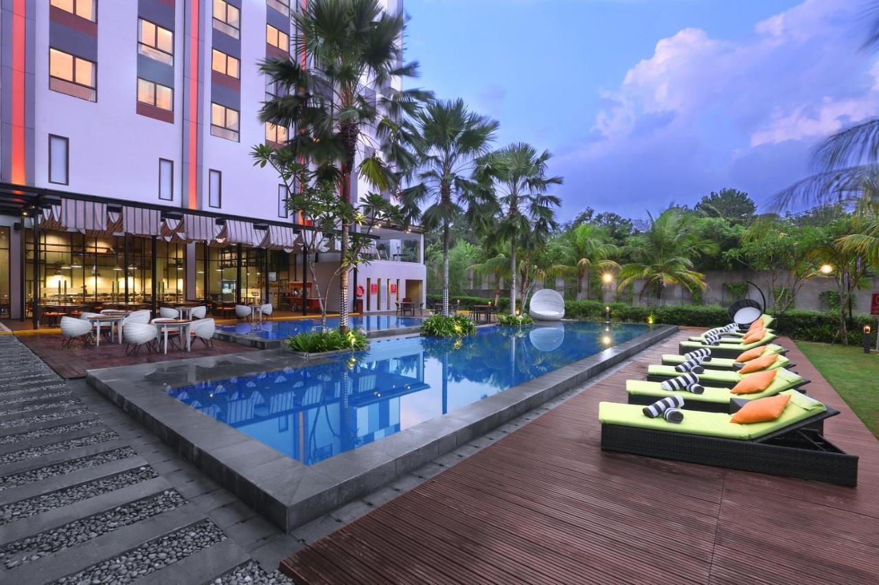 Harper Purwakarta By Aston Hotel Exterior photo